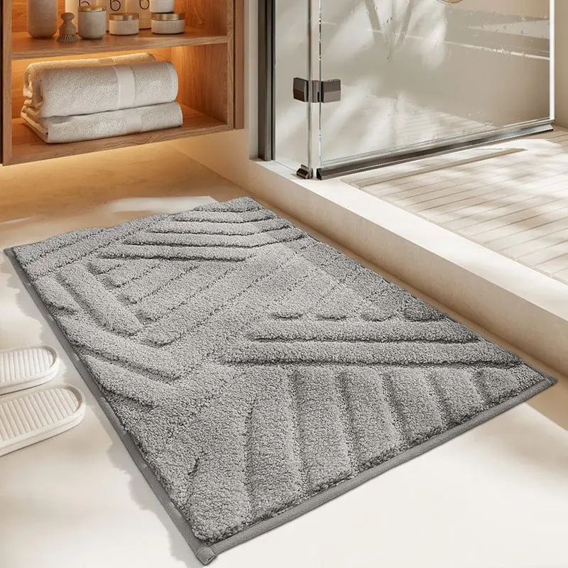 Flauschige graue Badematte mit geometrischem Muster im modernen Badezimmer.