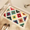 Geometrischer Badezimmerteppich mit bunten Mustern, ideal für moderne Badezimmer.