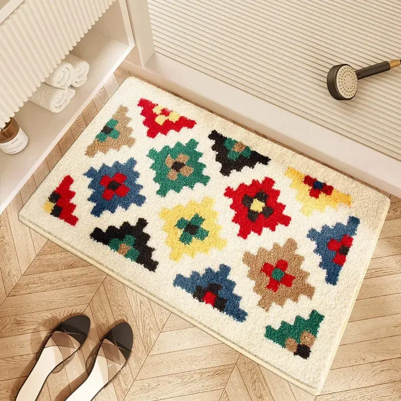 Geometrischer Badezimmerteppich mit bunten Mustern, ideal für moderne Badezimmer.