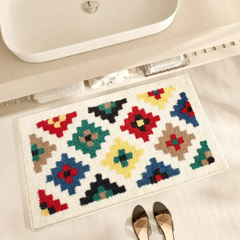 Geometrischer Badezimmerteppich mit bunten Mustern vor Waschbecken.