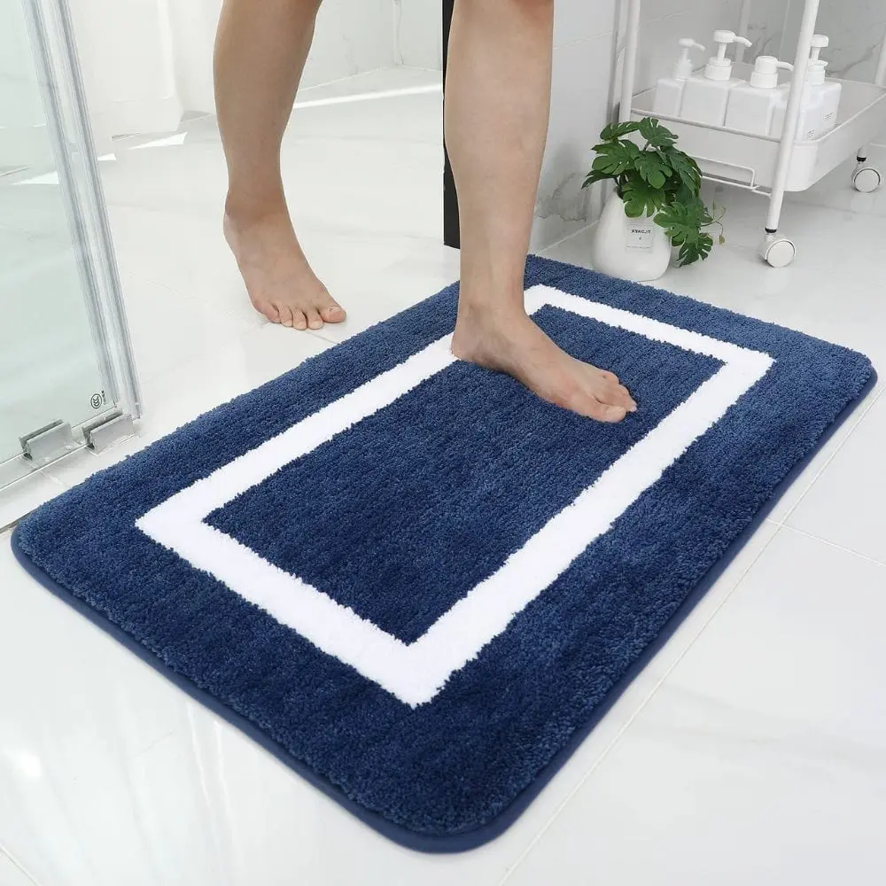 Grosse Badematte blau weiss, weicher Fleece-Badteppich im Badezimmer.