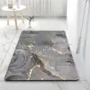 Grosser Badteppich mit marmerartigem Design, rutschfest, grau-gold, Badezimmer.