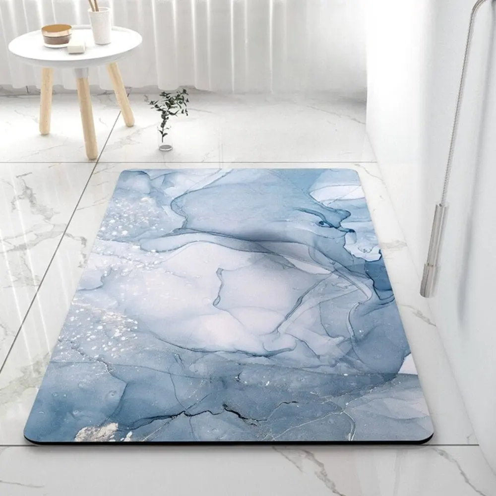 Grosser Badteppich mit blau-weißem Marmor-Design, rutschfest und stilvoll im Badezimmer.