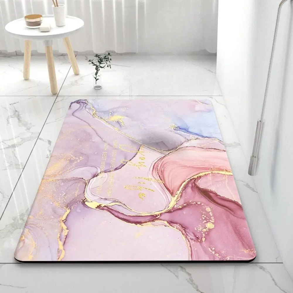 Grosser Badteppich mit marmerartigem Design in Rosa und Gold, rutschfest für Badezimmer.