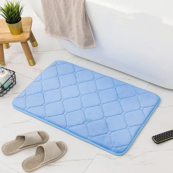 Hellblauer Badteppich mit Quilt-Struktur, ideal für Badezimmer und Dusche.