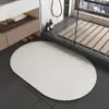 Japanischer Diatomit-Teppich oval, hellgrau, Badezimmermatte mit natürlicher Struktur.