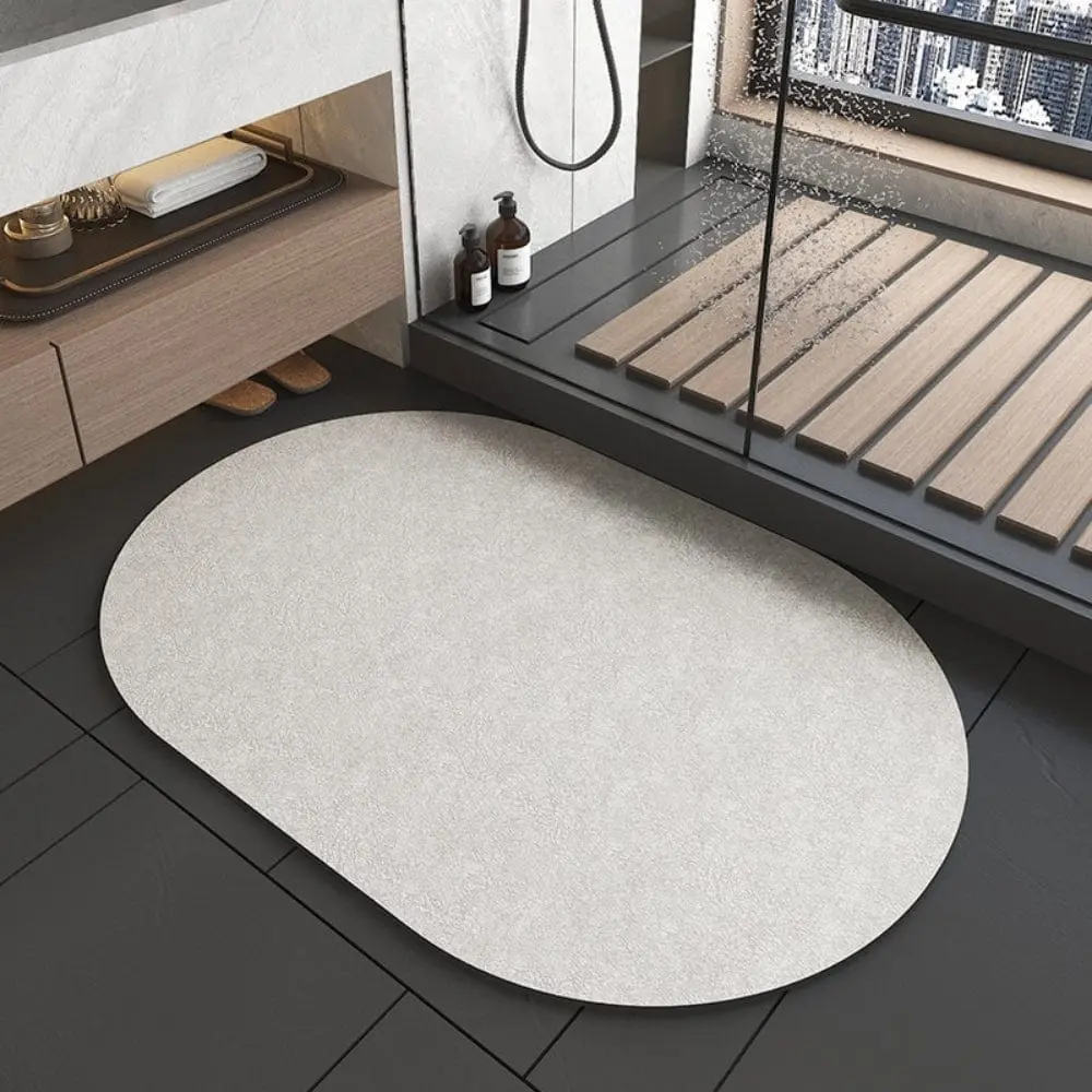 Japanischer Diatomit-Teppich oval, hellgrau, Badezimmermatte mit natürlicher Struktur.