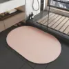 Japanischer Diatomit-Teppich rosa oval im Badezimmer, rutschfest und absorbierend.