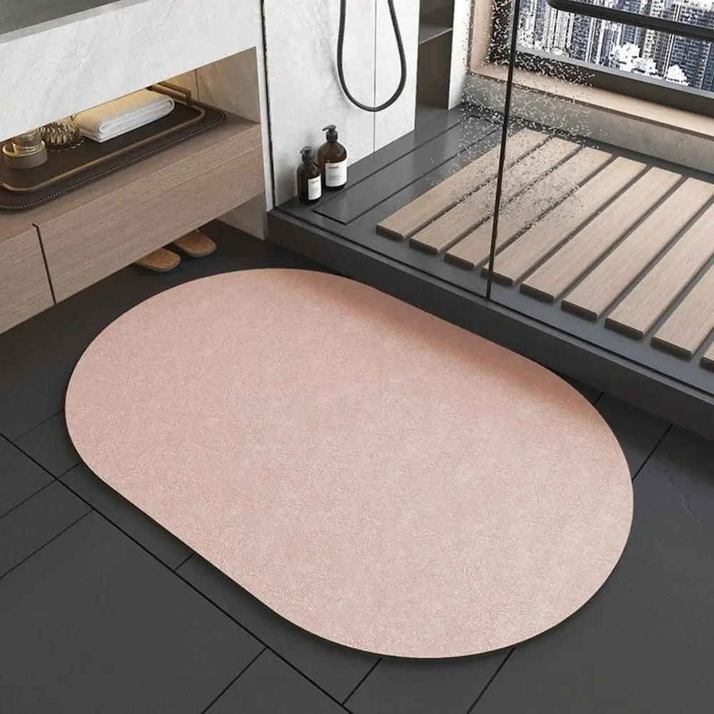 Japanischer Diatomit-Teppich rosa oval im Badezimmer, rutschfest und absorbierend.