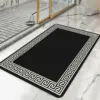 Luxus Badteppich schwarz mit griechischem Muster, ideal für modernes Badezimmer.