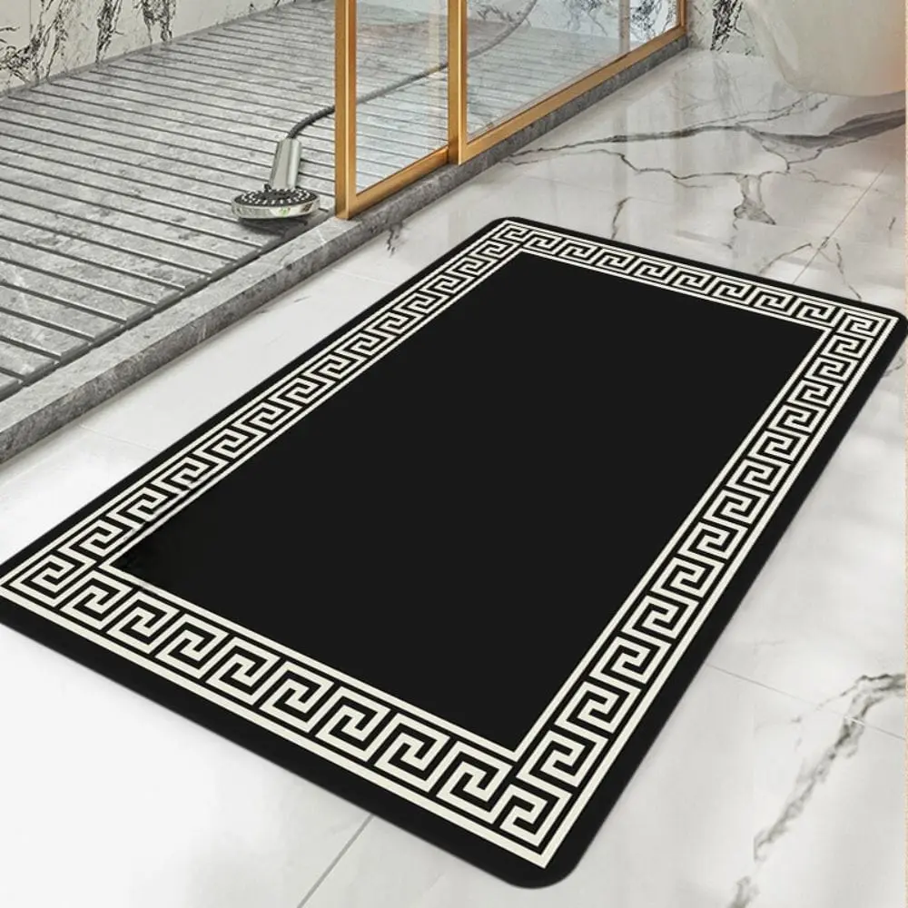 Luxus Badteppich schwarz mit griechischem Muster, ideal für modernes Badezimmer.