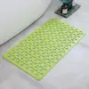 Grüner Massageduschvorleger mit perforiertem Design für Badezimmer.