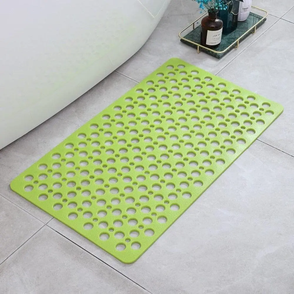 Grüner Massageduschvorleger mit perforiertem Design für Badezimmer.