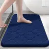 Dunkelblauer Memory Foam Badematte mit Muster, ideal für Badezimmer und Wellness.