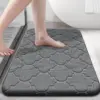 Graue Memory Foam Badematte mit Muster, ideal für Badezimmer und Dusche.