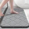 Graue Memory Foam Badematte mit Muster, ideal für Badezimmer und Dusche.