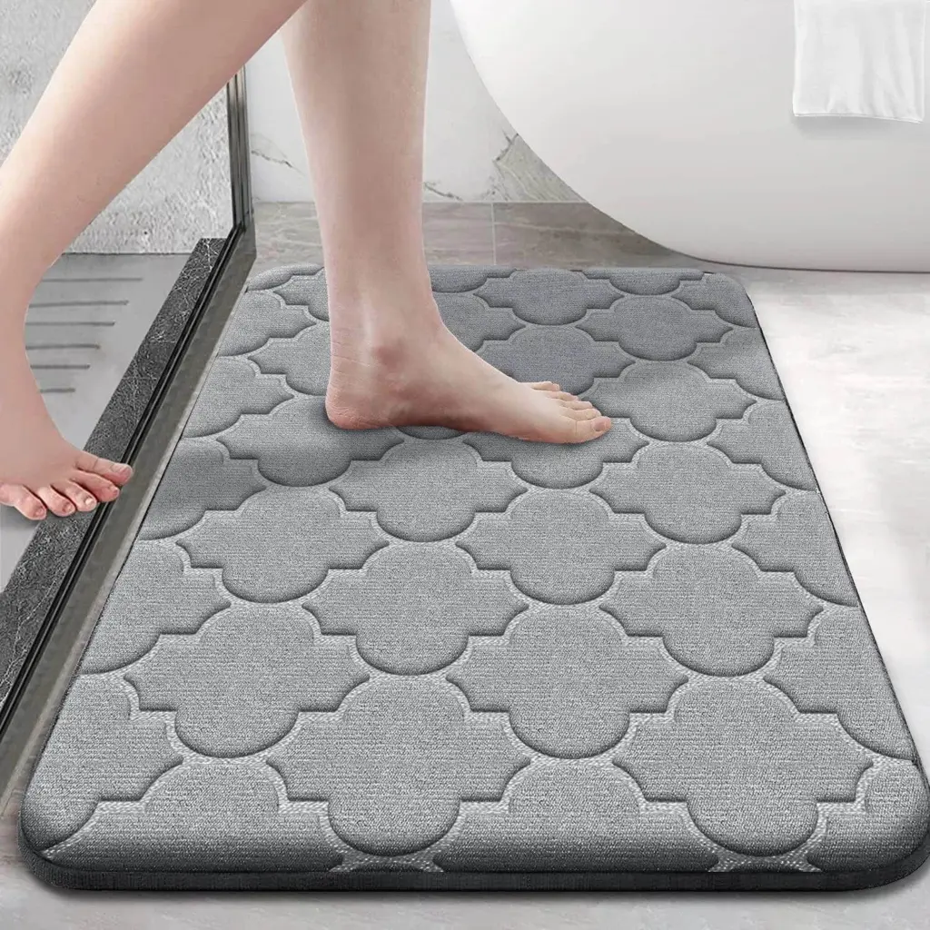 Graue Memory Foam Badematte mit Muster, ideal für Badezimmer und Dusche.