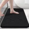 Schwarze Memory Foam Badematte mit Muster, ideal für Badezimmerkomfort und Anti-Rutsch-Eigenschaften.