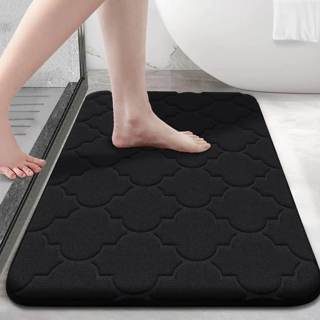 Schwarze Memory Foam Badematte mit Muster, ideal für Badezimmerkomfort und Anti-Rutsch-Eigenschaften.