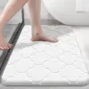 Weisse Memory Foam Badematte mit Muster, ideal für Badezimmer, weich und rutschfest.