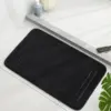 Schwarze Memory Schaum Badematte mit Bordüre, weich und rutschfest im Badezimmer.