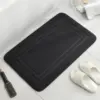 Schwarze Memory Schaum Badematte mit gerippter Kante, ideal für Badezimmer und Nassräume.