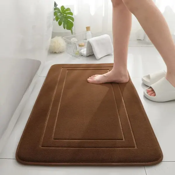 brauner Memory Schaum Badematte mit gerippter Struktur, ideal für Badezimmer und weiches Laufgefühl.
