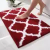 Roter Badteppich mit weißem Muster, weicher Textur, ideal für Badezimmer.