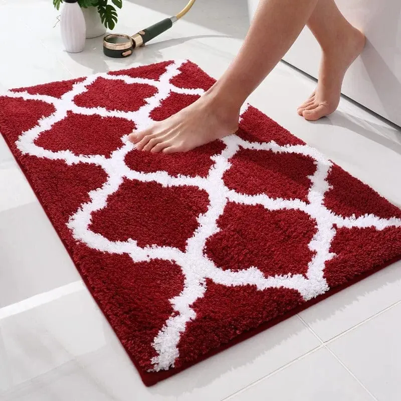 Roter Badteppich mit weißem Muster, weicher Textur, ideal für Badezimmer.
