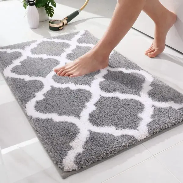 Meusch Badteppich grau-weiß mit geometrischem Muster, weich und absorbierend im Badezimmer.