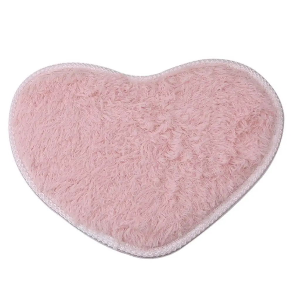 Pinkes Herzförmiges Mikrofaser Chenille Badteppich mit weichem Flausch und gerippter Kante.