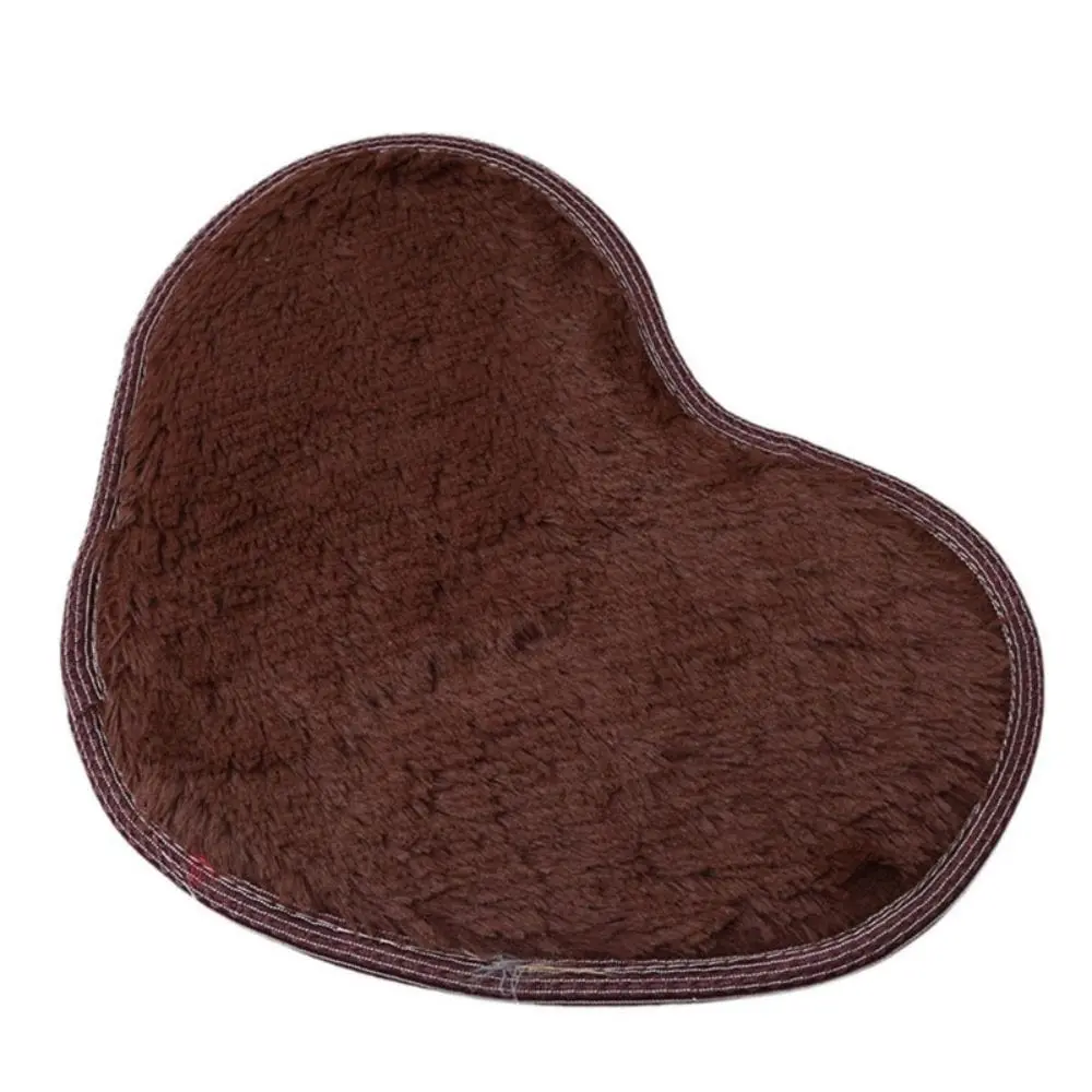 Herzförmiger Mikrofaser Chenille Badteppich in Braun, weich und strapazierfähig fürs Badezimmer.