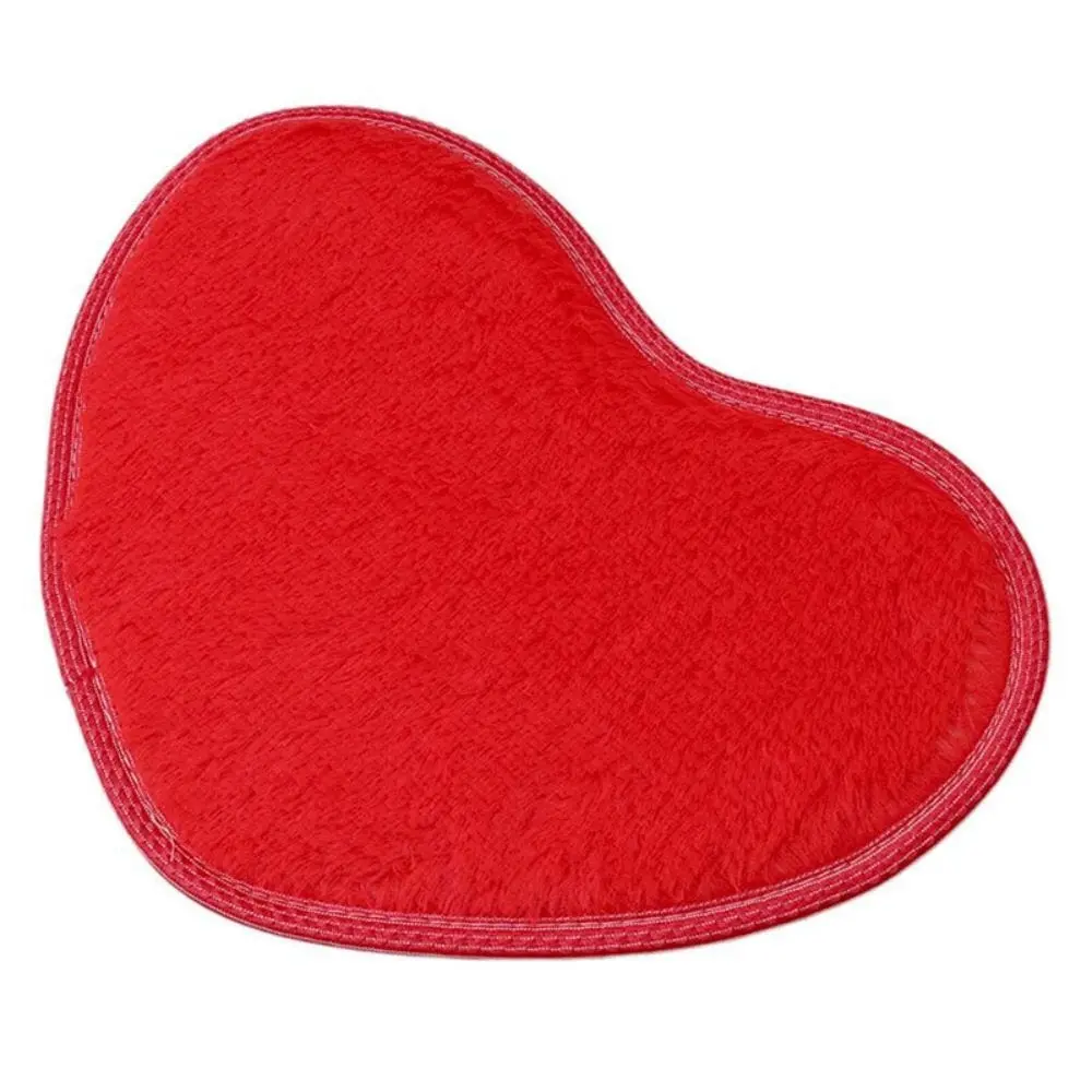 Roter Herzförmiger Mikrofaser Chenille Badteppich für Badezimmer.