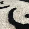 Moderne Badematte mit Panda-Motiv, weiss-schwarz, flauschig, Badezimmer-Textil.