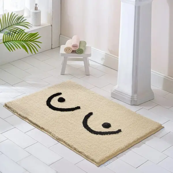 Moderne Badematte mit Lächeln-Motiv, beige, weich, für Badezimmer.