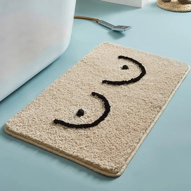 Moderne Badematte mit Lächeln-Motiv, weiches Material, beige Farbe, Badezimmer-Textil.