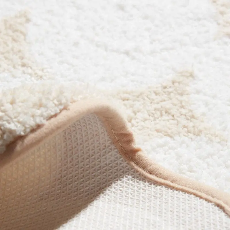 Schwarz-Weisse Badezimmermatte mit weichem Fleece-Bezug und rutschfestem Untergrund.