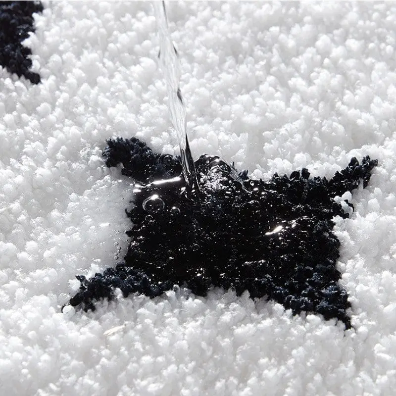 Schwarz-Weisse Badezimmermatte mit Wasserablauf, hochwertiges Badteppich-Material.