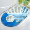 Ovaler Badteppich mit blau-weißem Streifenmuster, modernes Design für Badezimmer.