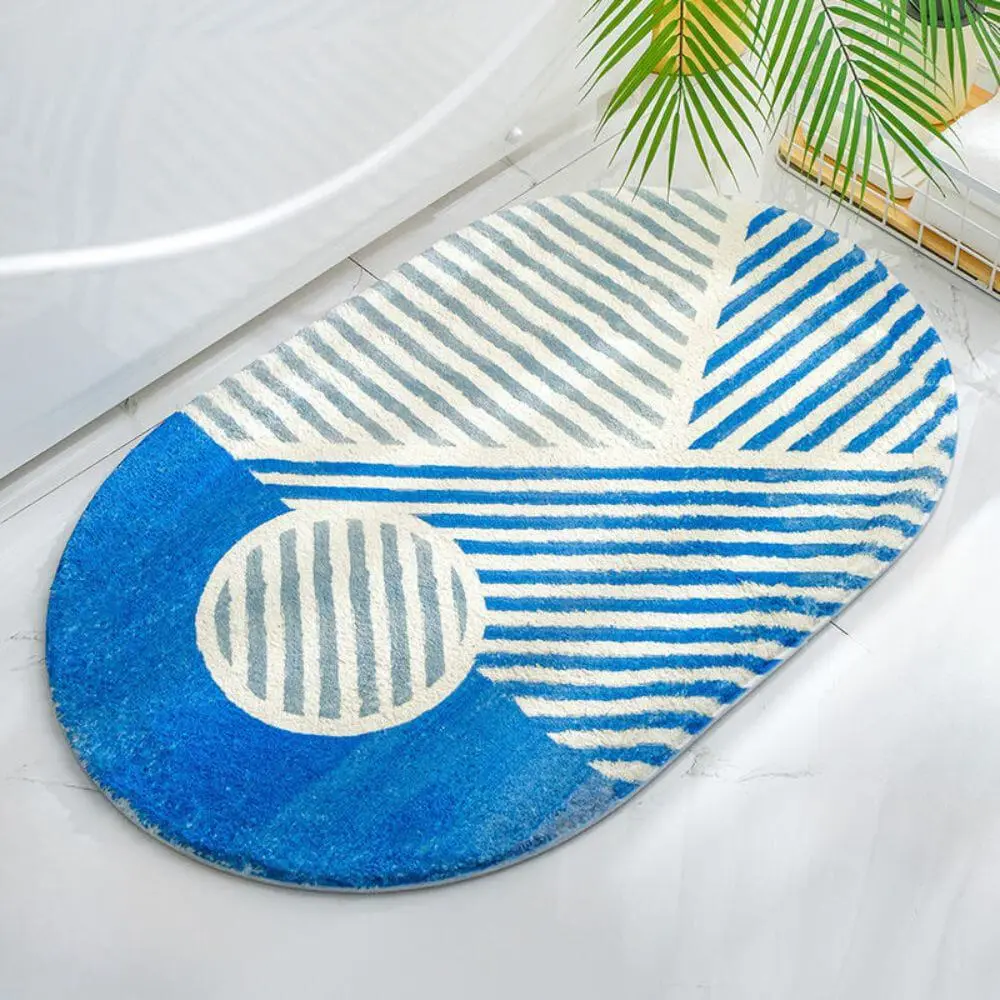 Ovaler Badteppich mit blau-weißem Streifenmuster, modernes Design für Badezimmer.