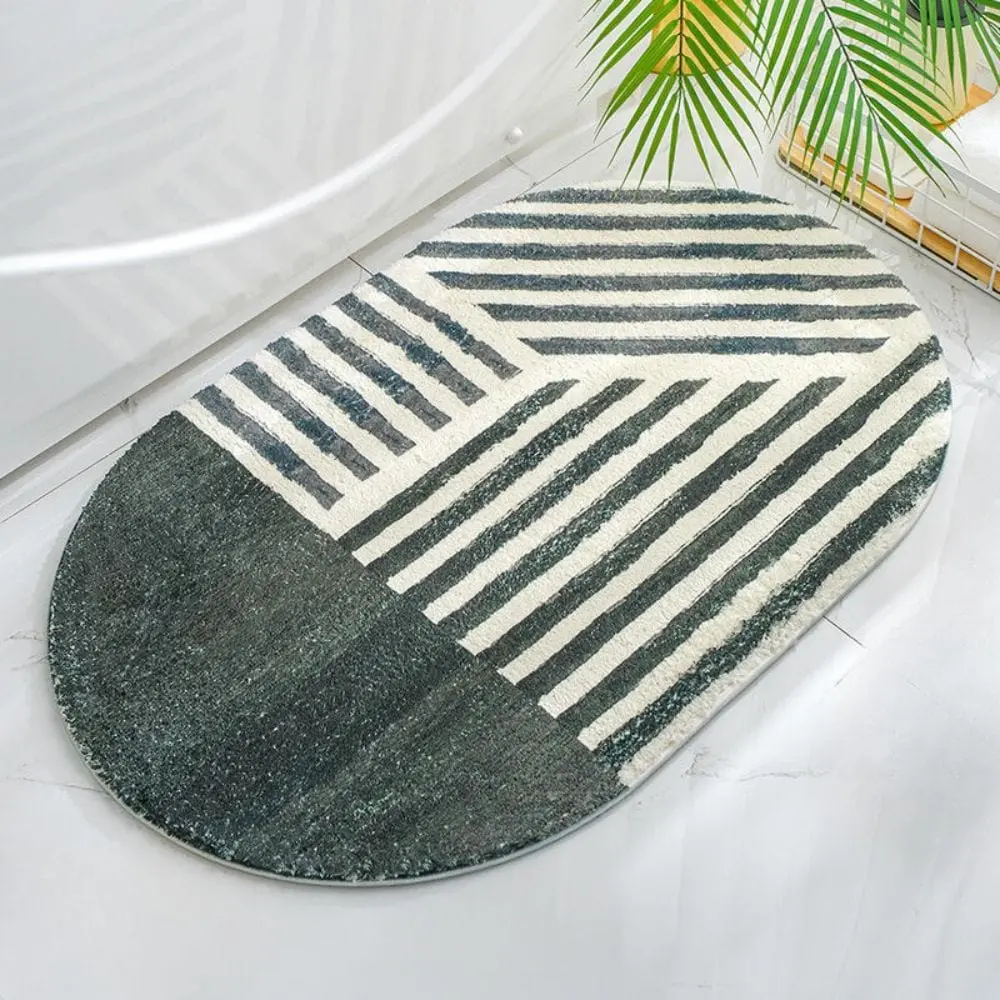 Ovaler Badteppich mit schwarz-weißem Streifenmuster, modernes Badezimmer Design.