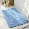 Rechteckige Badematte in Blau mit eingesticktem Muster, ideal fürs Badezimmer.