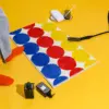 Rechteckiger Badteppich mit bunten Kreisen in Rot, Blau und Gelb, ideal für Badezimmer Dekoration.
