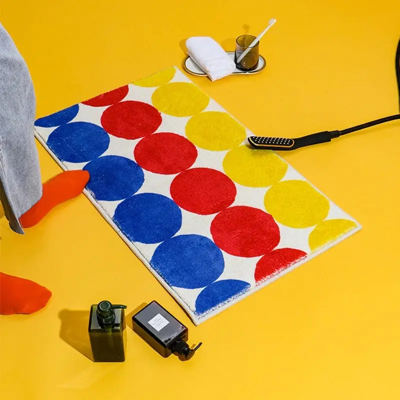 Rechteckiger Badteppich mit bunten Kreisen in Rot, Blau und Gelb, ideal für Badezimmer Dekoration.