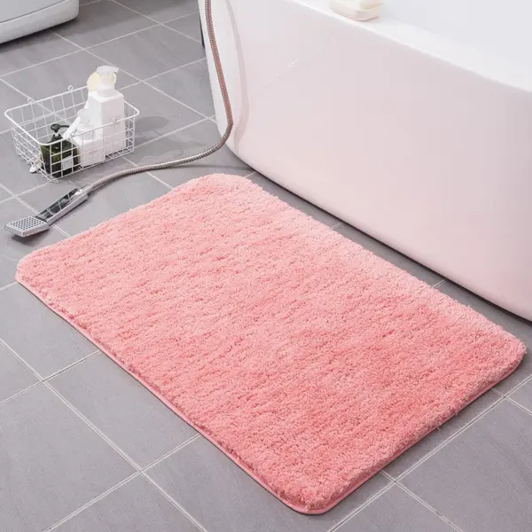 Rosa rutschfeste Badematte mit weichem Flor, ideal für Badezimmer und Dusche.