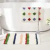 Runde Badematte mit bunten Mustern, ideal für Badezimmer, weich und absorbierend.