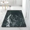 Rutschfeste Badematte mit Marmoroptik, ideal für Senioren im Badezimmer.