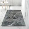 Rutschfeste Badematte mit Marmoroptik, ideal für Senioren im Badezimmer.