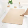 Rutschfester Badteppich in Beige, ideal für Badezimmer mit glatten Fliesen.