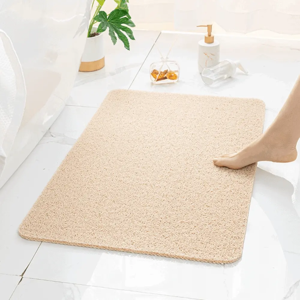 Rutschfester Badteppich in Beige, ideal für Badezimmer mit glatten Fliesen.